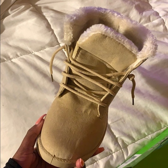 Cream colored boots - Picture 2 of 3